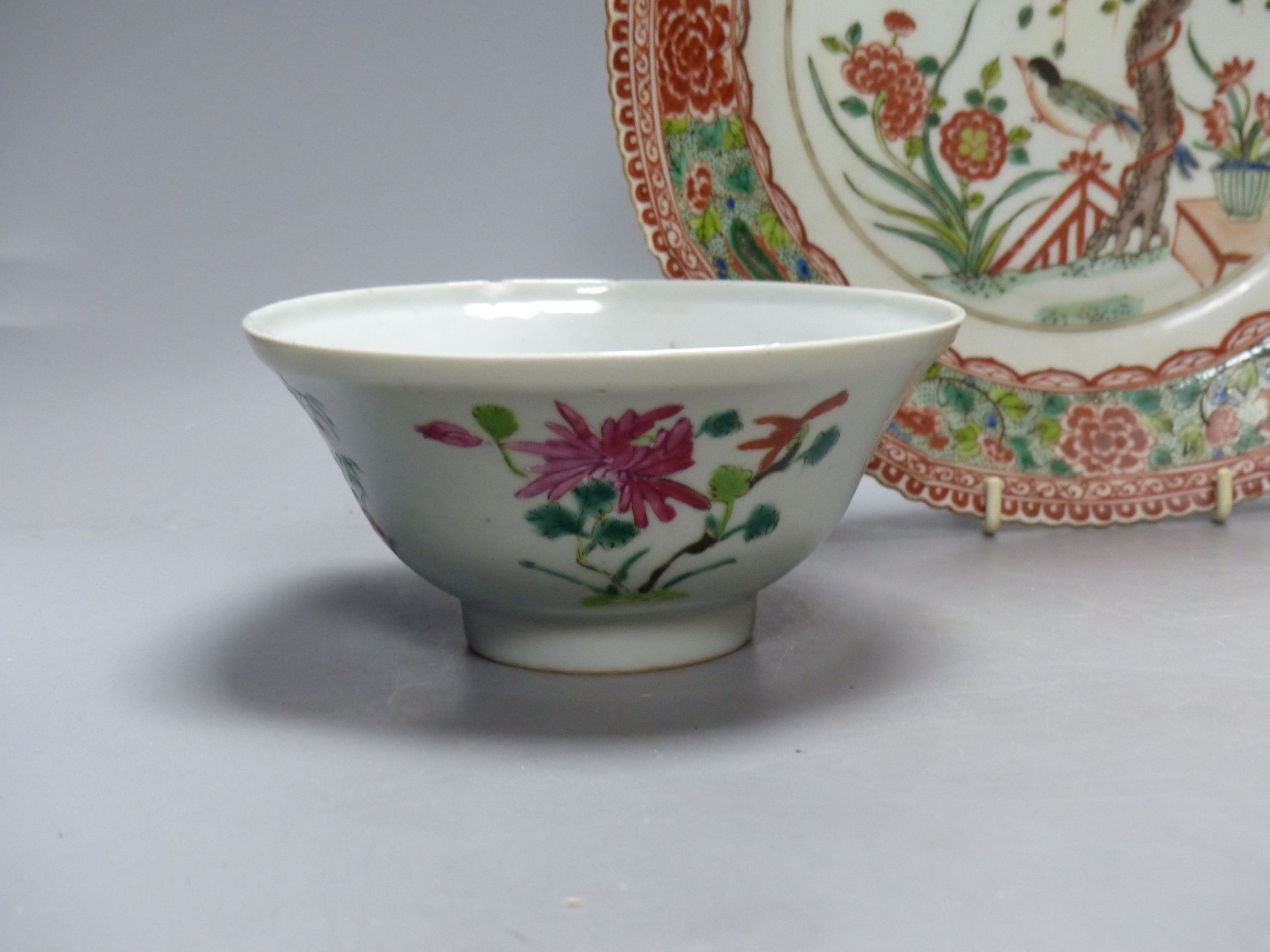 A Chinese lidded bowl, a blue and white vase and a plate, Qing period or later, diameter 25cm